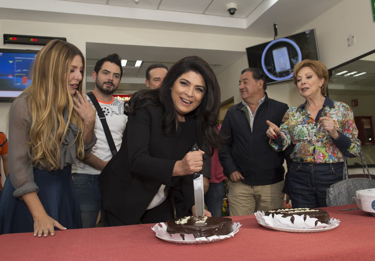 Celebra producción de 'Las Amazonas' a Victoria Ruffo