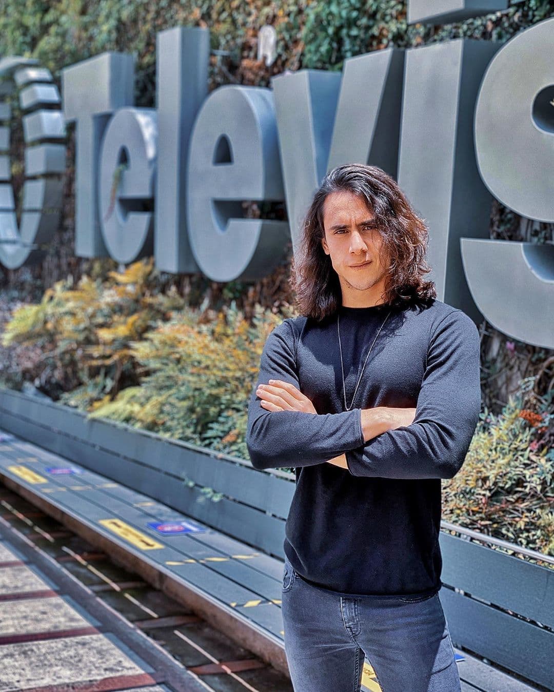 “Me encanta jugar futbol, jugar tenis, leer; tengo ahora el hobbie de diseñar y me encanta aprender algo nuevo todos los días”, dijo en entrevista a Canal 5.