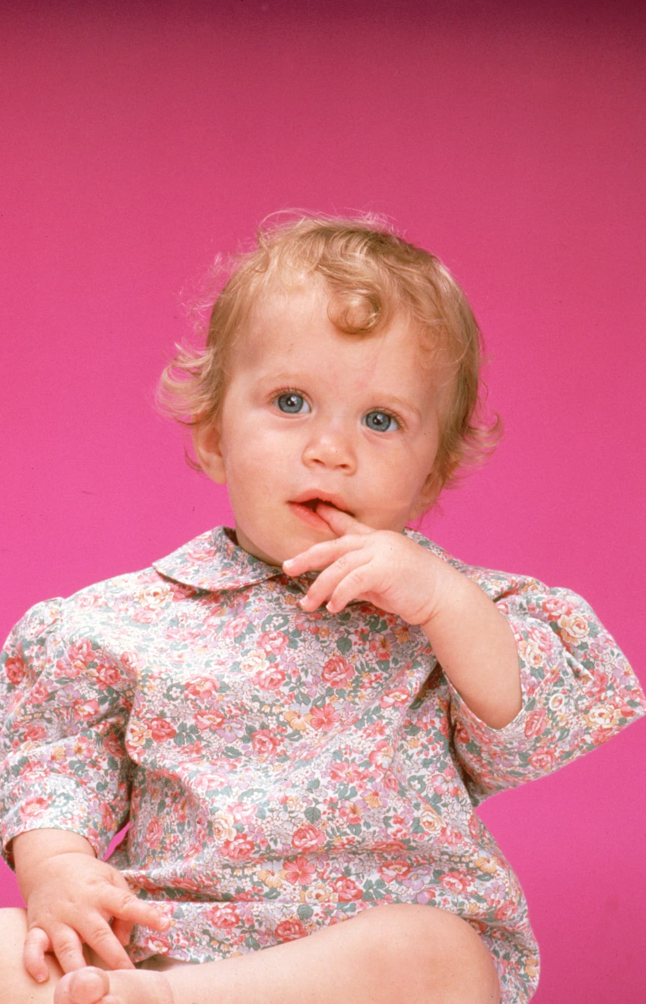 El personaje de Michelle fue interpretado por dos actrices gemelas: Mary-Kate, que es zurda, y Ashley Olsen, que es diestra. Por eso es que durante todo el programa el personaje usaba las dos manos para escribir y comer.