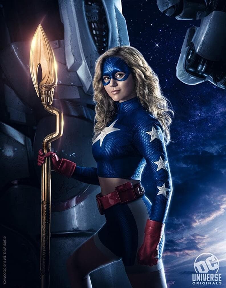 La hermana de Geoff murió joven en un accidente aéreo, y ahora, más de veinte años después de que él escribió por primera vez los cómics de 'Stargirl' en su honor, Courtney Whitmore finalmente protagoniza su propio programa. Es apropiado que el piloto de Stargirl se abra con un flashback que establece la importancia de la familia y el legado.