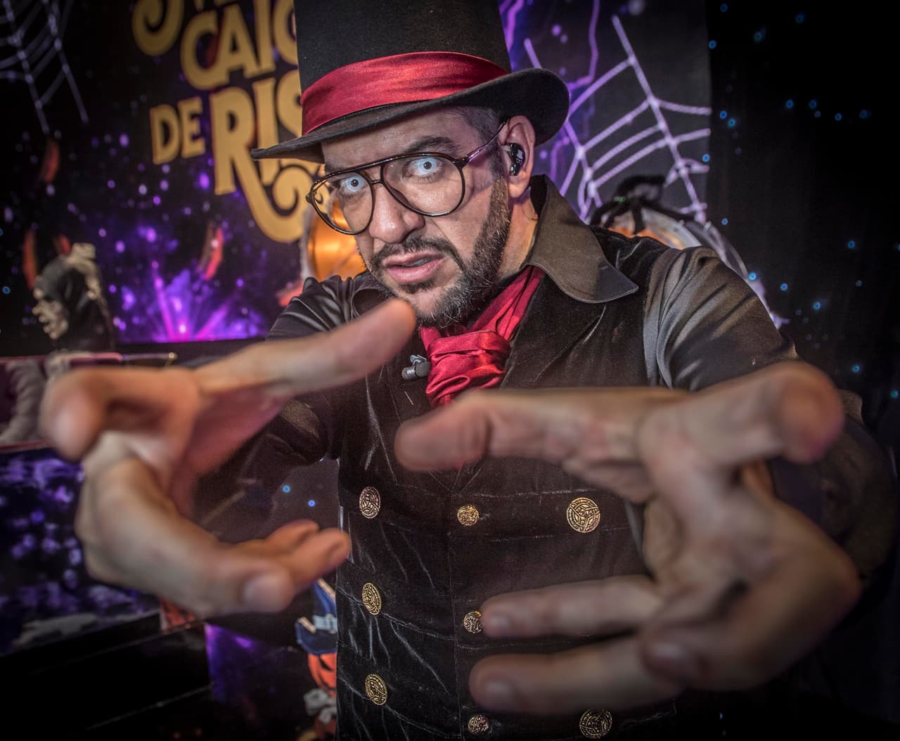 Faisy tenía un aspecto que sí intimidaba, como un vampiro.