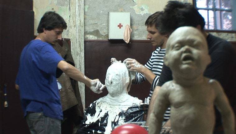 Hay escenas deplorables, pero todo se trata de una (desagradable) ficción, nada de lo sucedido en la pantalla es real. Se usó una muñeca para la escena de la violación que involucra a un bebé recién nacido, como se puede ver en esta foto. Hubo una gran participación del departamento de arte para llevar a cabo ese tipo de secuencias.