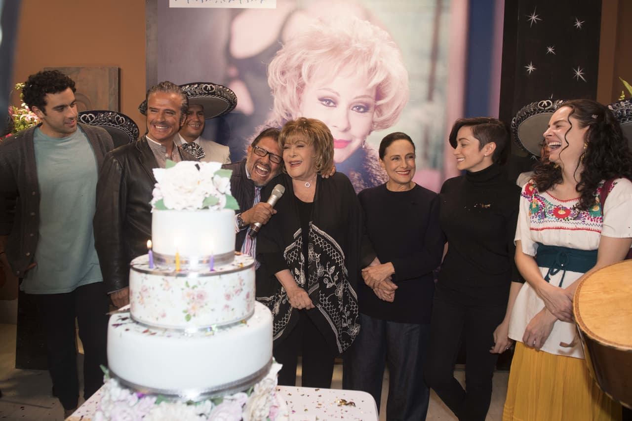Doña Silvia Pinal celebró su cumpleaños con la producción de 'Mi marido tiene familia'