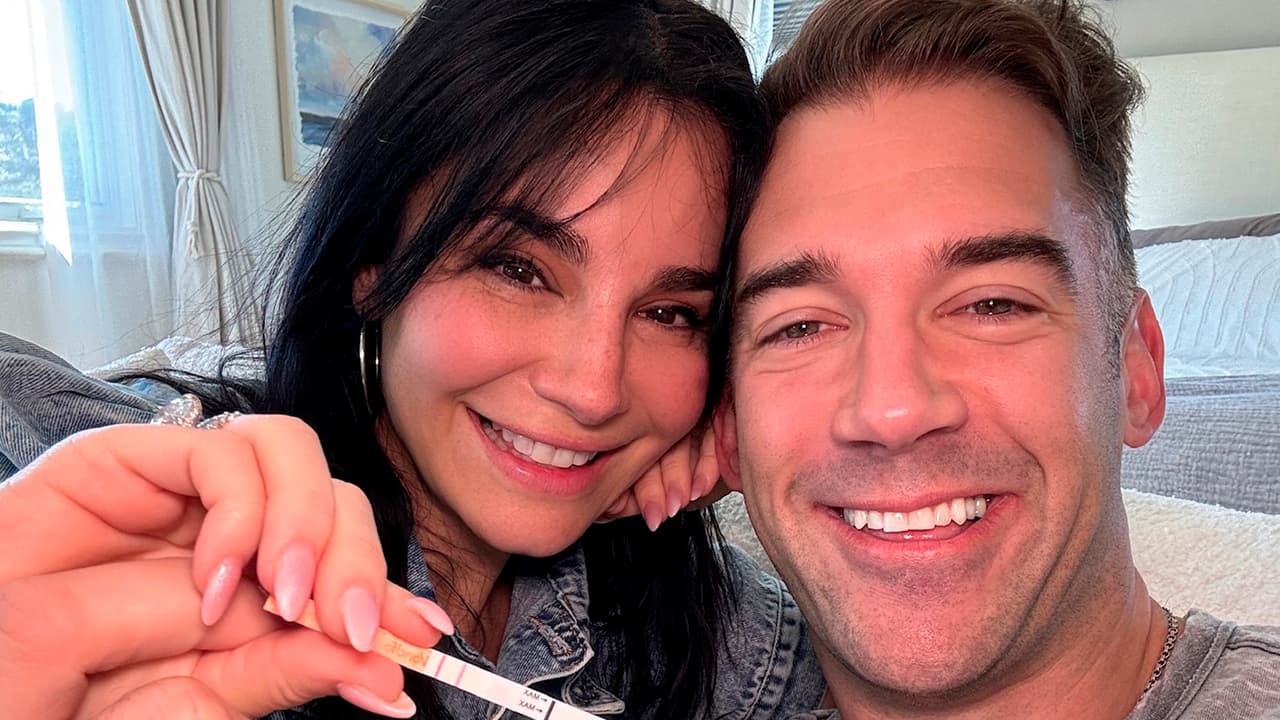 Martha Higareda, al borde del llanto, revela que se convertirá en mamá