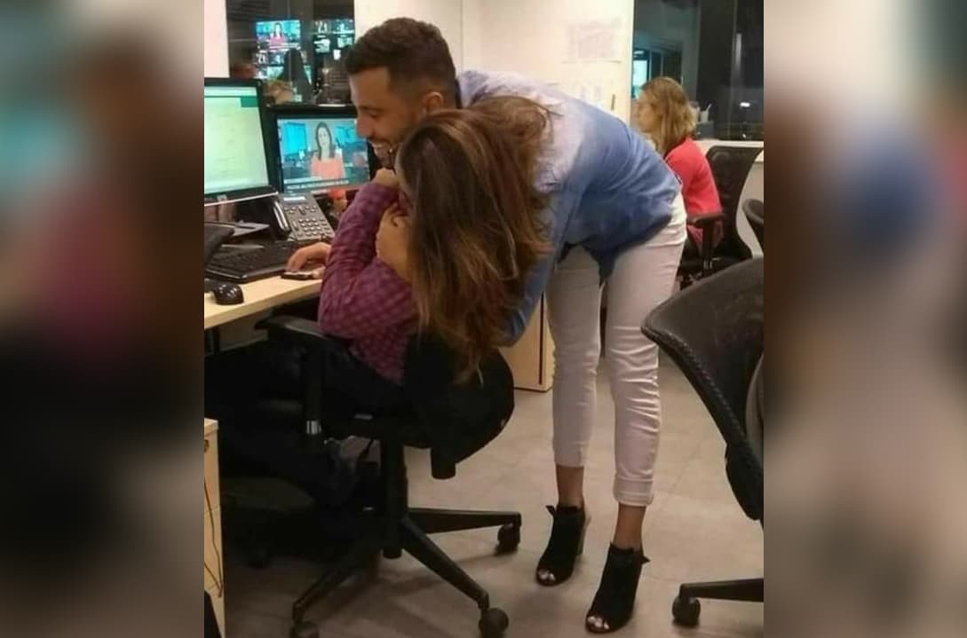 Esta imagen también ha confundido a más de uno, ¿de quién son esas piernas? En realidad es la chica la que está de pie.