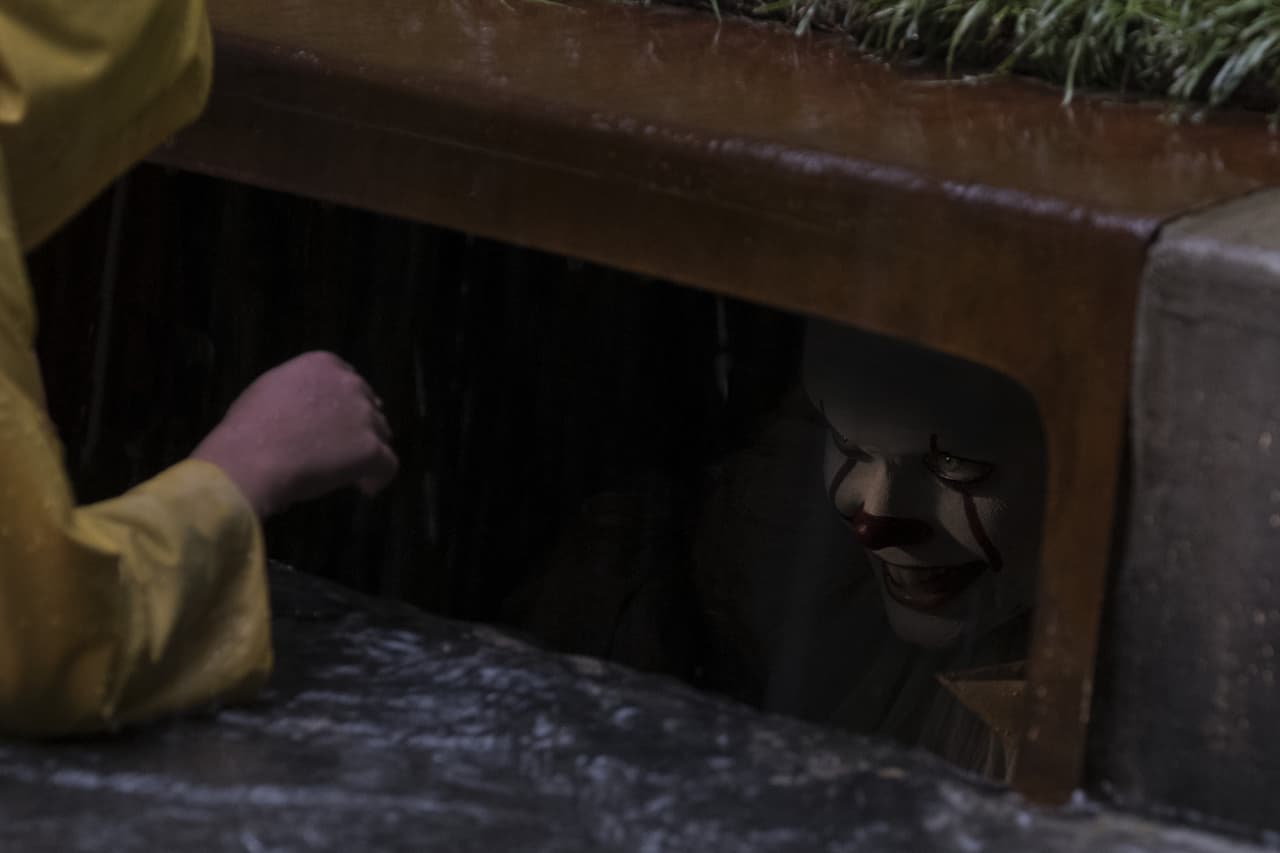 Las prótesis dentales que Bill Skarsgård usó mientras era Pennywise lo hacían babear mucho. Al director Andy Muschietti le gustó esto porque el babeo le da un toque a la naturaleza voraz de Pennywise.