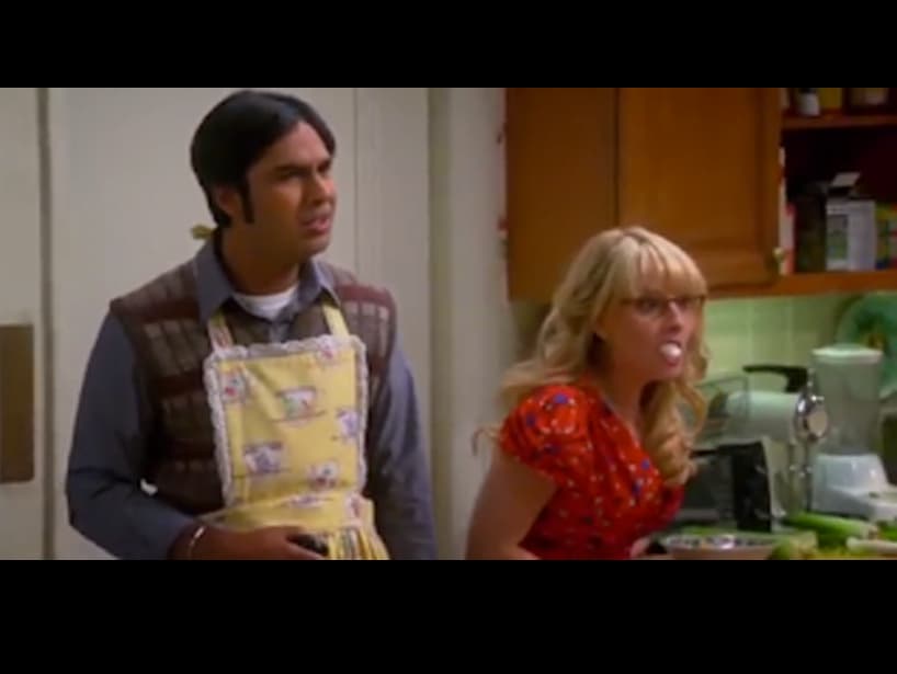 Para el día de acción de gracias, Bernadette pide a Howard que conviva con su padre, quien termina llevándose mejor con Sheldon, mientras que ella está ayudando a Raj y Amy a hacer la comida, pero no pierde la oportunidad de probar alguno de los alimentos.