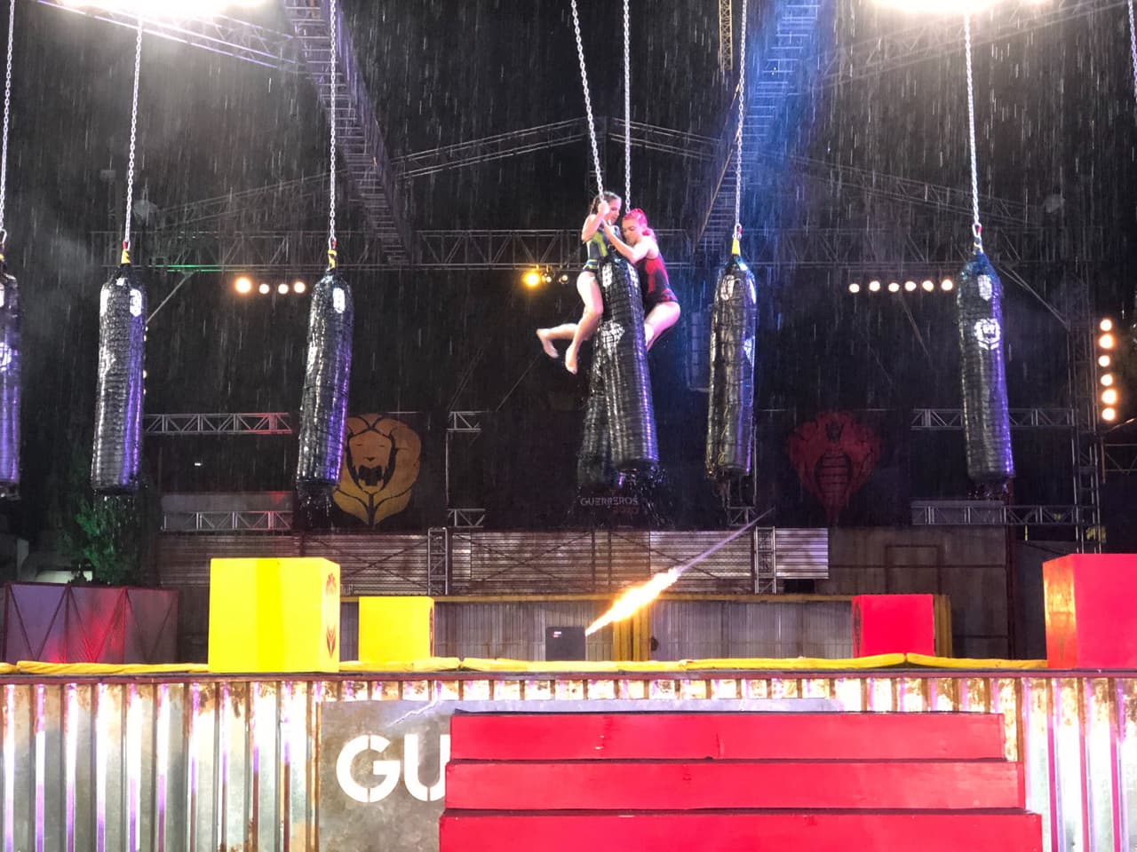 La segunda parte de los ‘Sacos Acuáticos’ nos mostró a Fer Corona cayendo al agua y Memo Corral se quedó con esta prueba. Estefanía volvió a ganarle a Luciana en esta pista. Nano consiguió un punto ante Potro. Nicola emparejó los duelos individuales porque “La Bestia Tapatía” no cruzó los sacos por su brazo lesionado, situación que se replicó con Brandon y Christian, pero “El Sina” giró el dado y los suyos llegaron a 1750.