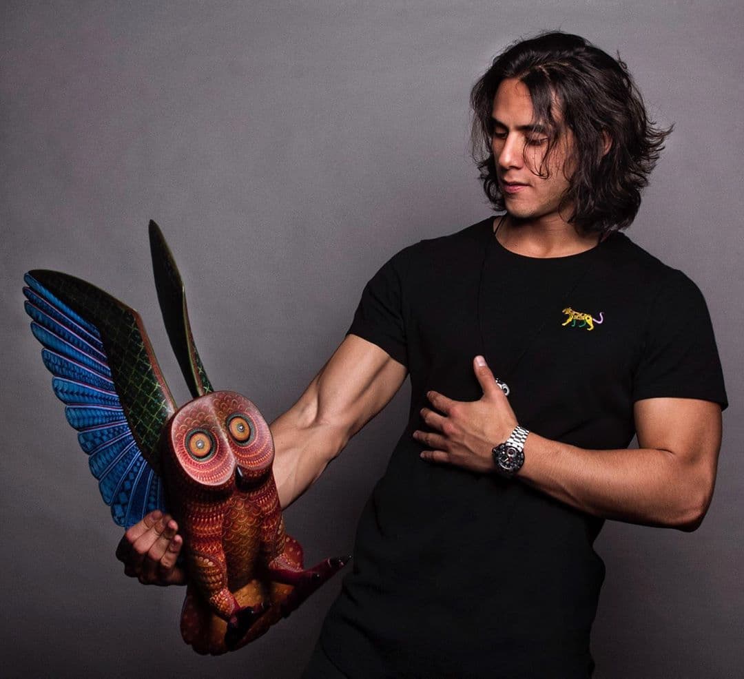 ¿Sabías que tiene su propia línea de ropa? A su corta edad ha logrado posicionar a nivel nacional e internacional sus diseños inspirados en la cultura mexicana y los alebrijes.