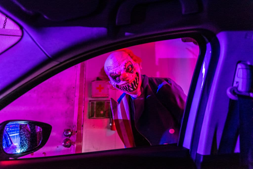 10 terroríficos disfraces de películas para celebrar Halloween en casa