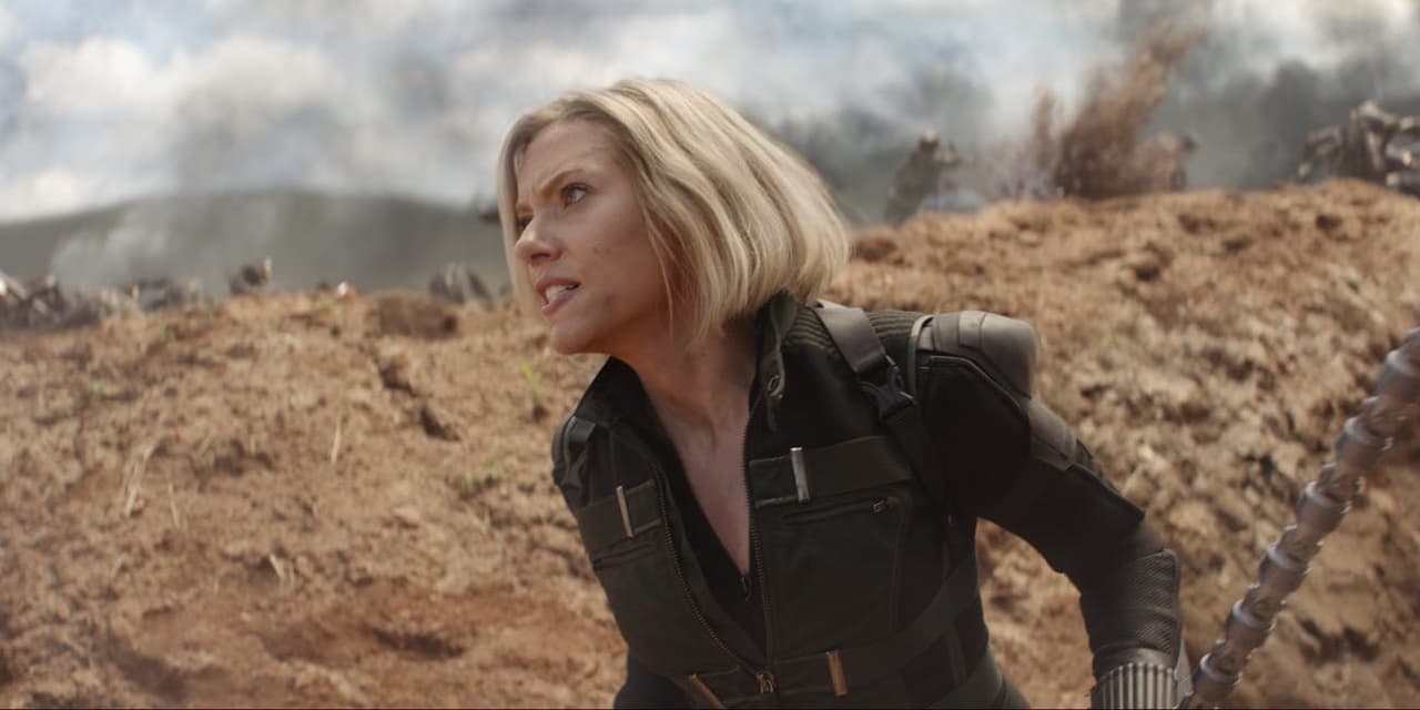 En Avengers: Infinity War (2018) 'ScarJo' cambió la identidad de su personaje con un tinte rubio.