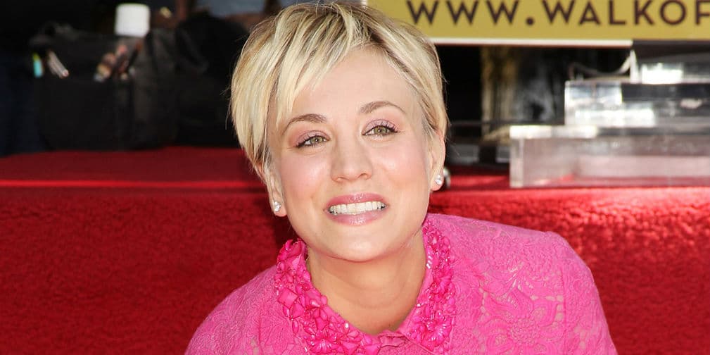 Kaley Cuoco estrena cejas color... ¡rosa!