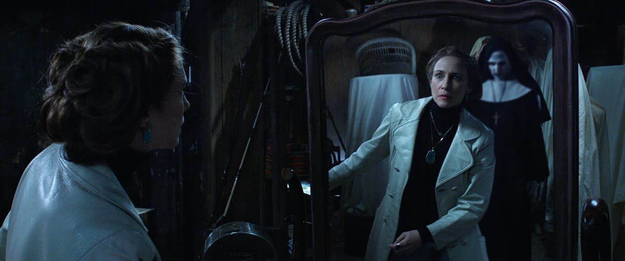 Todas las escenas con la monja se agregaron durante reshoots, reemplazando el diseño original de un demonio oscuro con cuernos. Esto sucedió porque el director James Wan deseaba profundizar la historia de Lorraine Warren cuando se cuestionaba su fe. Por lo tanto, diseñó al demonio para parecerse a un icono sagrado. El diseño original se puede ver al final del clímax cuando el demonio es derrotado.