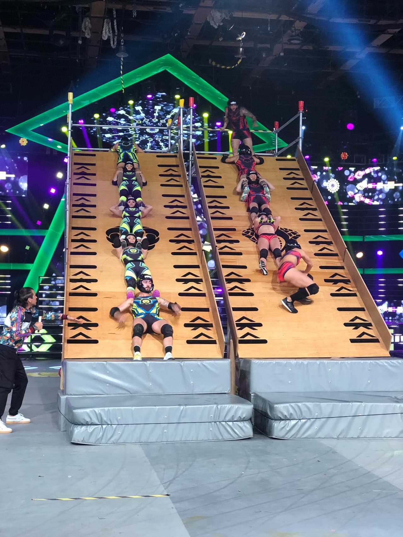 Para finalizar se llevó a cabo un nuevo reto llamado “Escalera humana” en el que los Guerreros se colocaron uno sobre otro en la rampa. Cuando los cuatro se posicionaron, el de abajo subió la rampa corriendo. El equipo ganador sería el que tuviera a todos arriba y lograra tocar la campana.