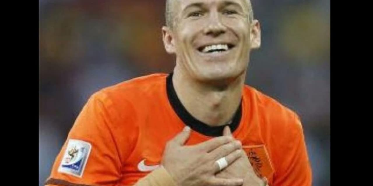 Aquí tenemos a Robben sonriendo porque sabe que no era penal y porque quiere preguntarte qué otra cosa quieres olvidar de la década. Se vale decir que La CQ o que no pasamos Karmaland, pero eso va en las redes de El 5.