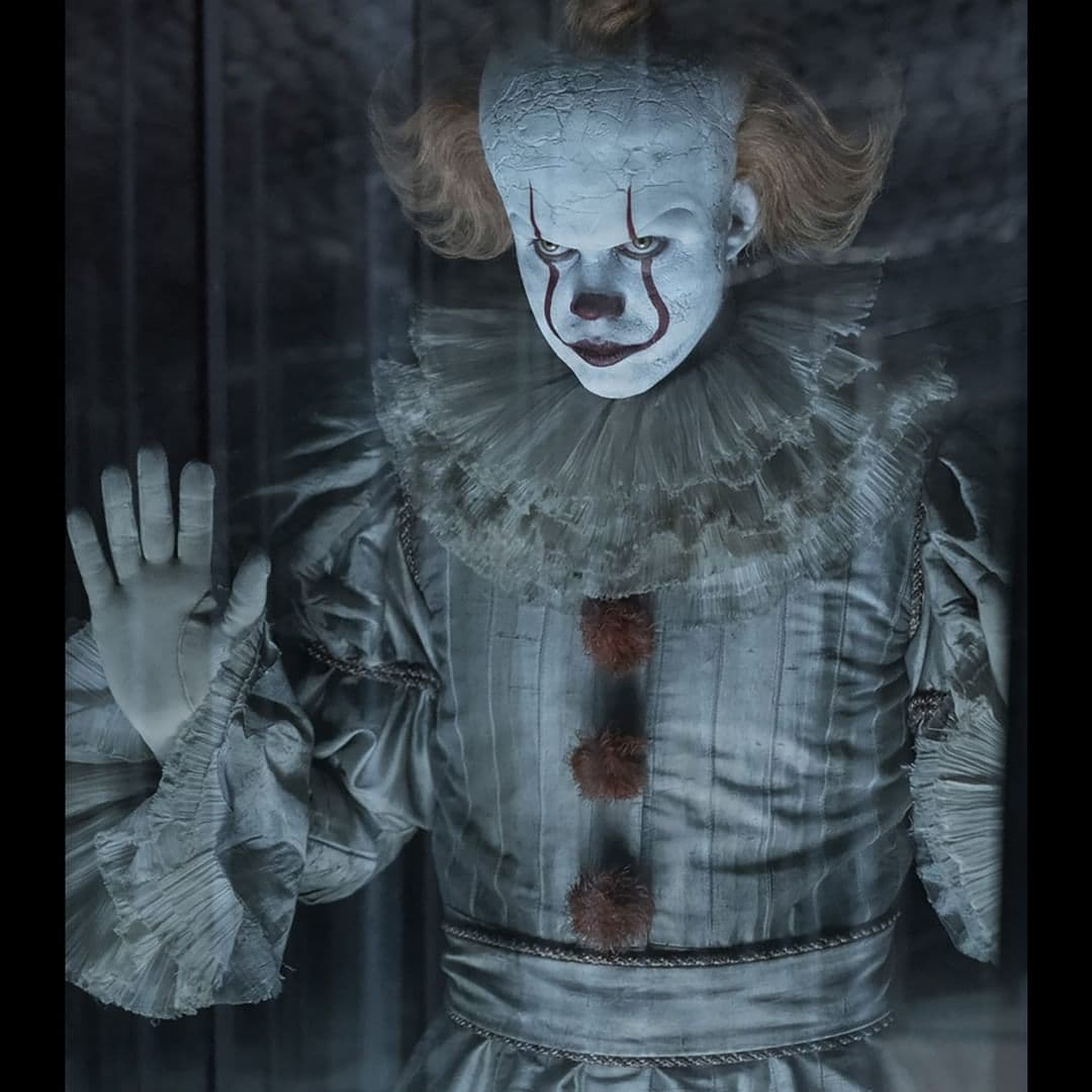 Bill tiene la habilidad de mirar hacia dos lados diferentes al mismo tiempo, truco que usó para asustarnos aún más con su caracterización de Pennywise.