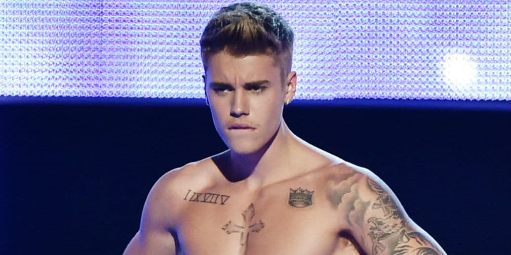 1. Justin Bieber: En una ocasión, retrasó un vuelo durante 8 horas por olvidar su mono en West Palm Beach.
