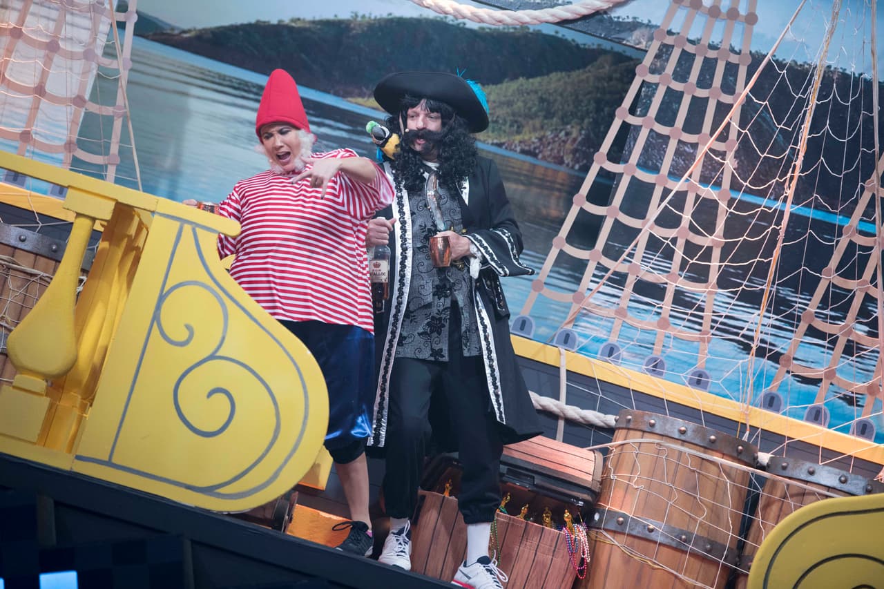 Nos sorprende en el Escenario Inclinado, como cuando fue un pirata y en otra ocasión fue un camello.
