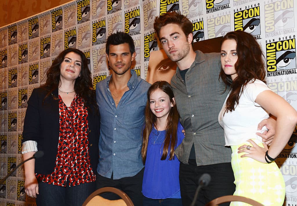“Renesmee es especial porque es un vampiro, no completamente, es mitad vampiro. En ‘Amanecer parte 2’ está descubriendo cosas nuevas , (...) trabajar con Kristen Stewart ha sido muy divertido, es buena, es cool, hace aportaciones y eso ayuda”, dijo en 2012.