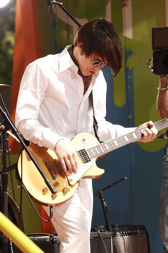 Pero su carrera empezó mucho antes. El 27 de septiembre de 2005, Bell lanzó su álbum debut 'Telegraph' con 12 temas, incluyendo "Found a Way", la canci´n que escuchamos en el intro de 'Drake & Josh'.