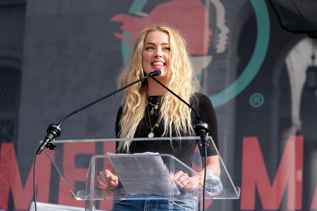 Incluso cuando protesta sonríe. La actriz da un discurso en la 4a Marcha Anual de Mujeres de Los Ángeles: Women Rising, en Pershing Square el 18 de enero de 2020.