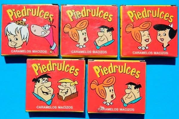 Otros dulces de antaño que te harán sentir que perteneciste a la prehistoria fueron los Piedrulces, de esa época en la que los personajes de las caricaturas salían en el empaque.