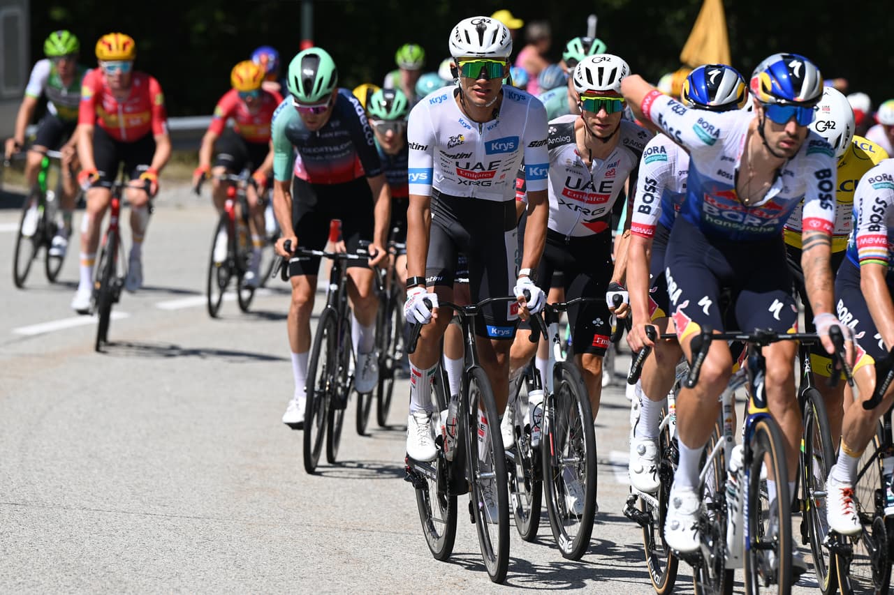 Isaac del Toro sostiene  el maillot blanco y el tercer sitio general del Tour de Francia