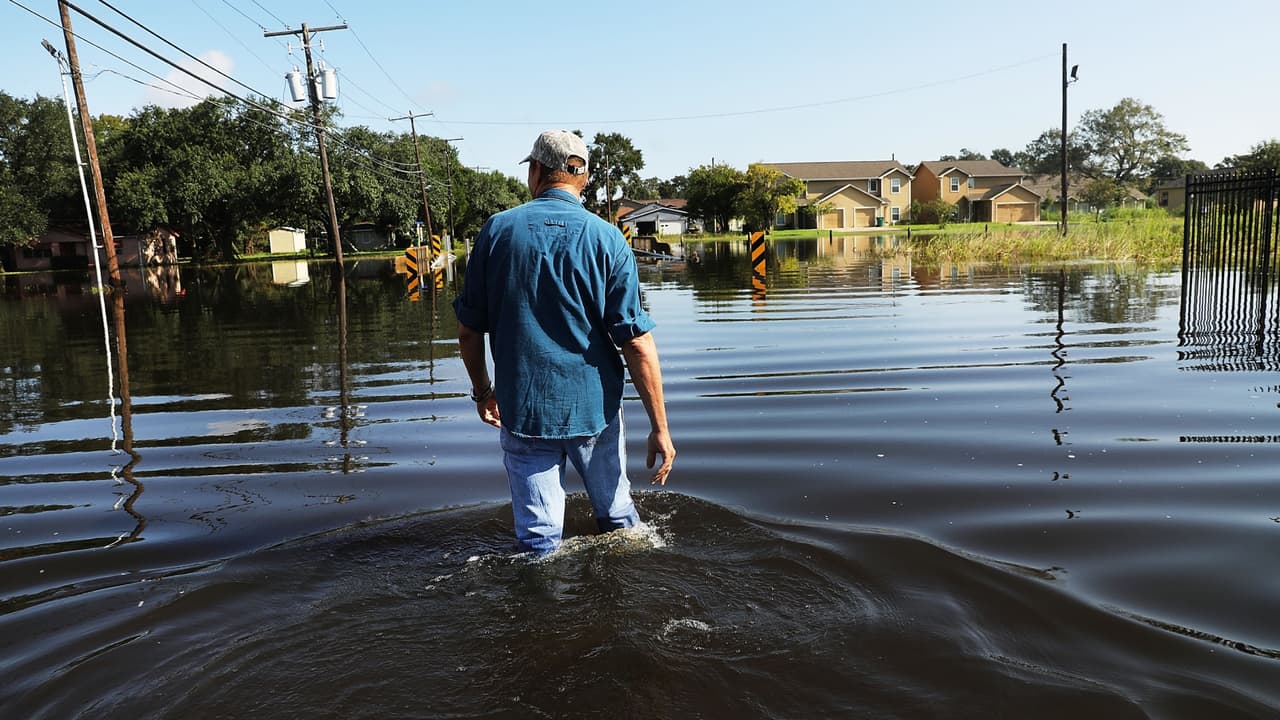 Cómo prepararse y actuar para mantenerse a salvo antes, durante y después de una inundación