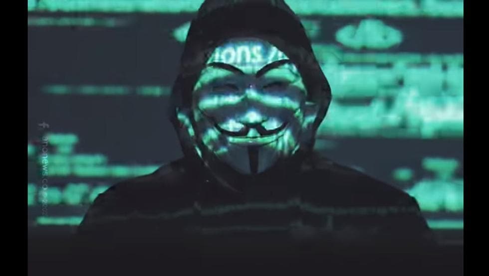 Como en Shut Up and Dance un grupo de hackers amenaza con tener secretos profundos de mucha gente.