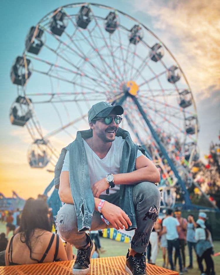 Además ama la música, ya que en marzo pasado asistió al festival EDC México. “Sal al mundo real y haz las cosas que te hagan feliz, rodéate de personas que te aporten cosas positivas, haz planes nuevos, conoce gente nueva, abre tus sentidos y tu corazón y verás la vida de otra manera”, expresó.