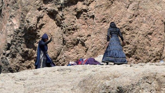 Aunque Yennefer es poderosa por sus propios medios. Aquí podemos verla enfrentando a otro oponente que practica la magia.