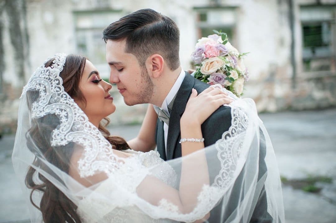 Ari esta casada con Juan Sebastián Guarnizo, un colombiano que nació el 11 de enero de 1997 y a quien conoció gracias a Twitter. Su boda fue en septiembre del 2019. A él lo encuentras en sus canales como JuanSGuarnizo.