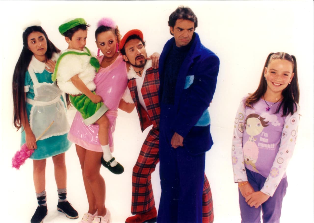 'La Familia P. Luche' es una serie de comedia creada, producida y protagonizada por Eugenio Derbez, cuyo origen se remonta a 'Derbez en cuando' y 'XHDRBZ', donde "la familia" aparecía de forma ocasional.
