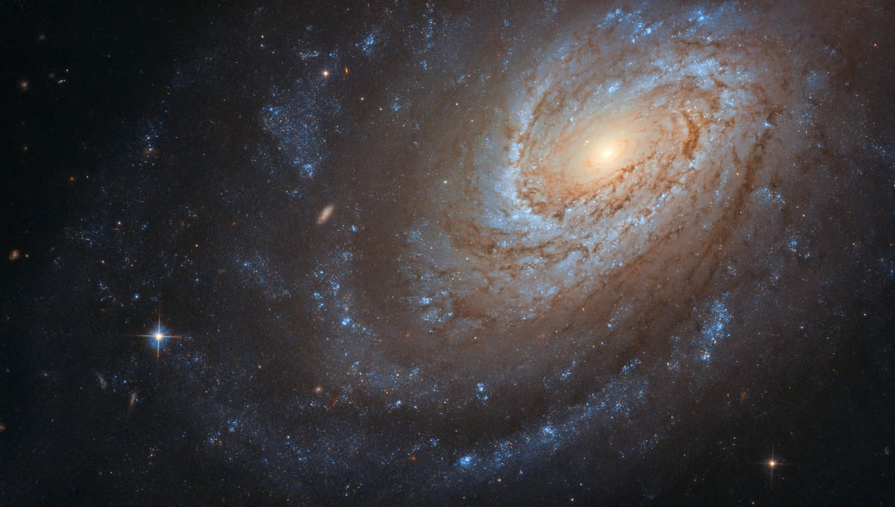 Mientras tanto, la galaxia NGC 4651 se está alimentando de otra en esta imagen.