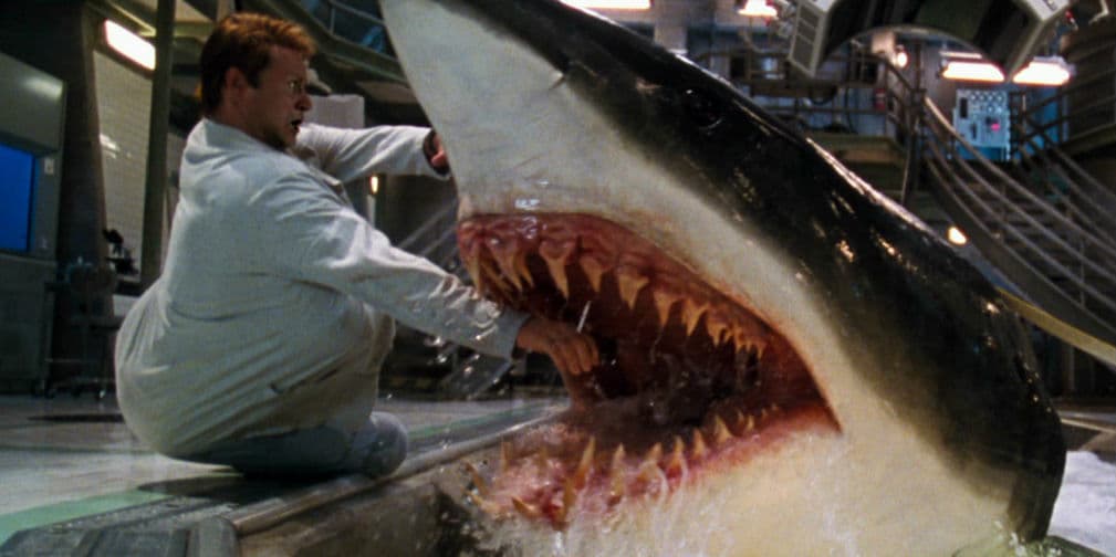 3. Deep Blue Sea: Estos escualos estaban alterados genéticamente con cerebros súper desarrollados.