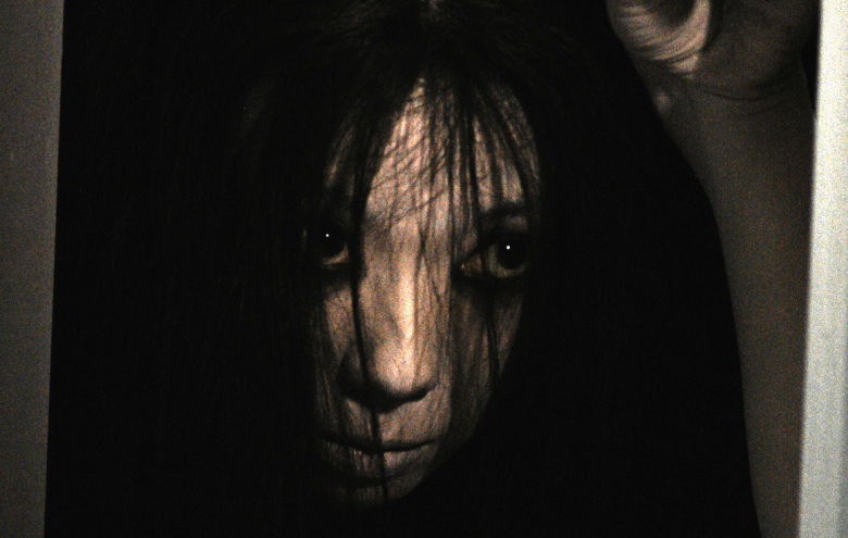 'The Grudge', o 'La maldición', es su remake norteamericano. Se estrenó en 2004 y está dirigida también por Shimizu, aunque en este caso, la cinta fue la primera de su serie de terror. Esta película alcanzó mucha popularidad.
