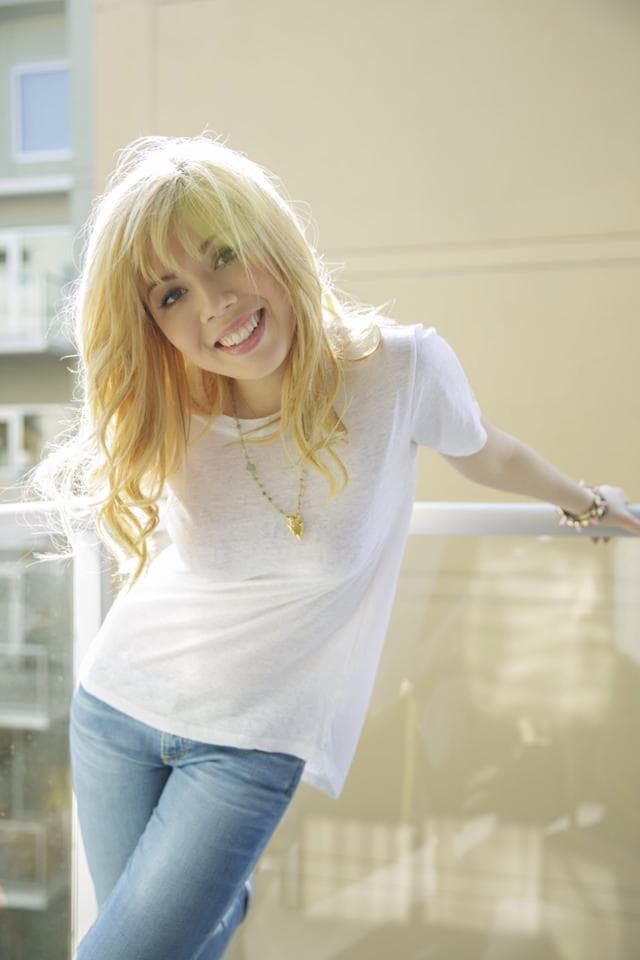 Poco antes de que terminara 'iCarly', Jennette inició su carrera como cantante. Tiene un álbum de estudio que lleva su mismo nombre y lanzó en 2012.