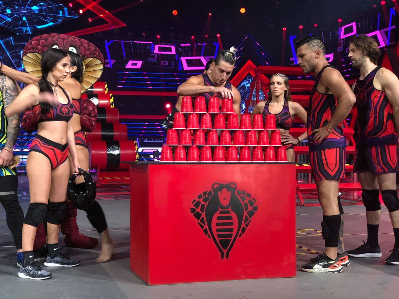 En Escaleras de Barriles, Montu y Agustín acomodaron la torre de vasos de plástico, ganando el equipo de Cobras.