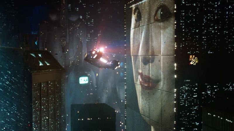 Si la propuesta de la cinta se hubiera cumplido, viviríamos justo hoy en un mundo neón... pero muy oscuro y desolado. Cyberpunk, pues.