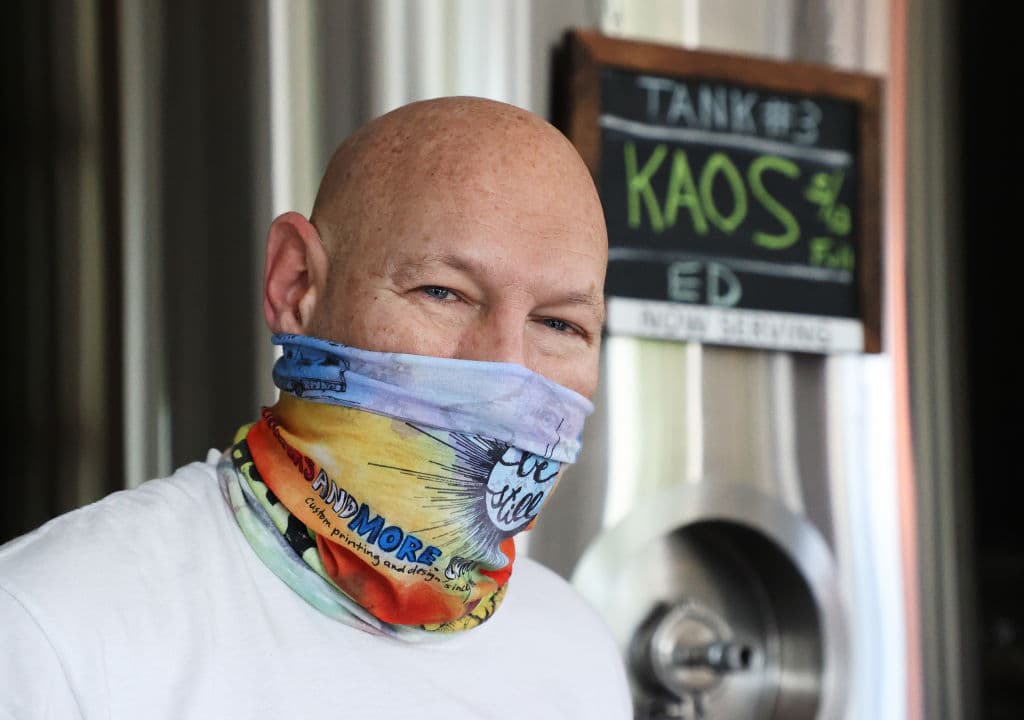 Mark y Karen Heuwetter son los dueños de los "suabes lomitos", y tienen sus propio negocio donde venden cerveza, un lugar llamado Six Harbors Brewery, en Huntington Village, Nueva York.