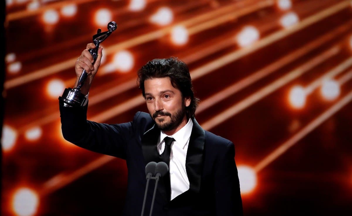 "Gracias a todes": Diego Luna da discurso con lenguaje inclusivo en los Premios Platino