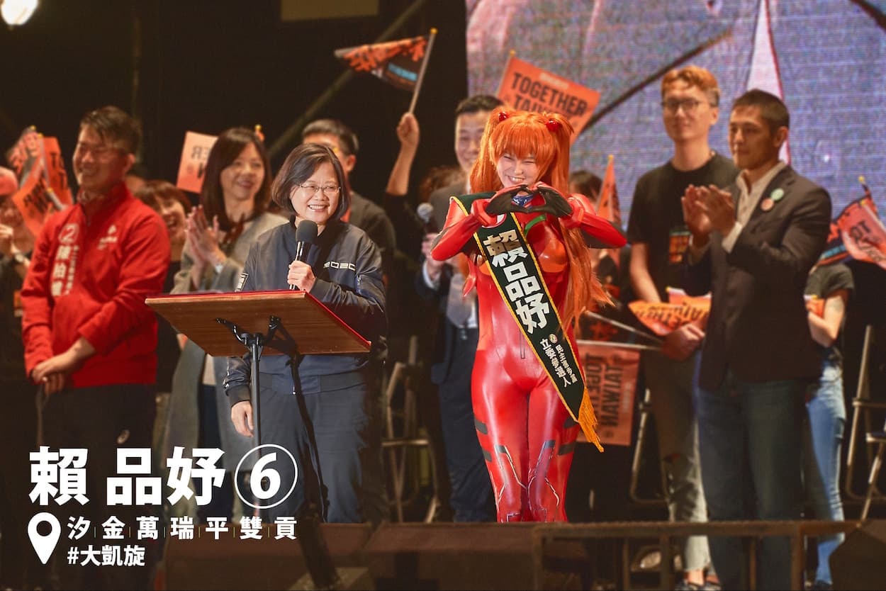 Lai Pin Yu, activista y estudiante de derecho con 27 años de edad, ganó las elecciones para una diputación en Taiwán. Lo que llamó la atención en su campaña es que la llevó a cabo con cosplay, principalmente de Asuka.