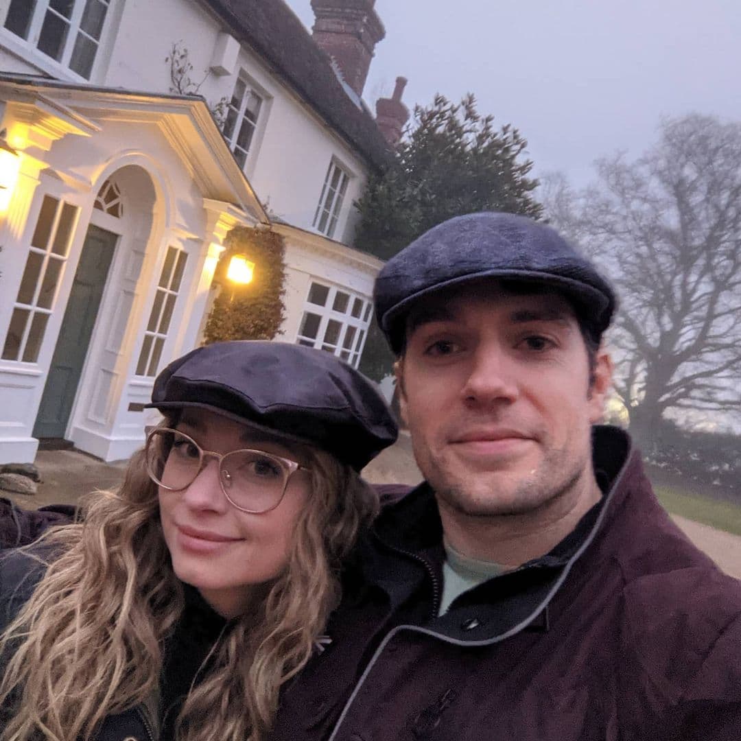 Henry Cavill pide un alto a los ataques contra su novia: “Estoy felizmente enamorado”