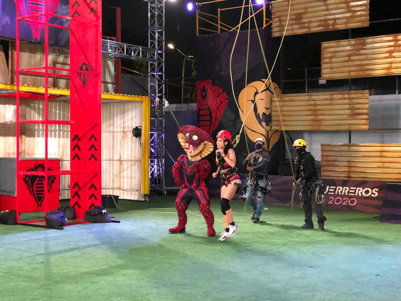 En el reto de Sacos aéreos, María José volvió a presumir su agilidad al terminar el juego mucho más rápido. “Están jugando con mis sentimientos porque mi corazón es León”, dijo Mauricio al ver a su esposa dando otro punto al equipo de Cobras.