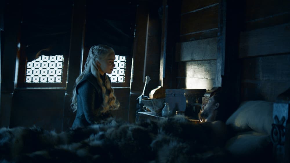 Además de lo particularmente cercanos que se vuelven, Jon ofrece lealtad a Daenerys a cambio de ayuda para combatir a los white walkers.