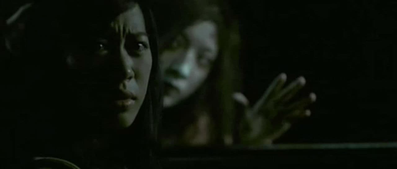 'Gin Gwai' es una coproducción de Hong Kong y Singapur que salió en 2002. La trama gira en torno a una violinista que ha sido ciega desde los dos años. Cuando la protagonista recibe un trasplante que le permite recuperar la vista, pronto comienza a ver apariciones extrañas que le anuncian muertes aterradoras que se acercan.