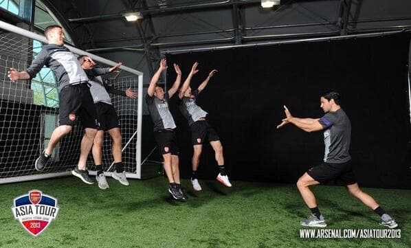 El Arsenal inglés combina el futbol con Dragon Ball Z