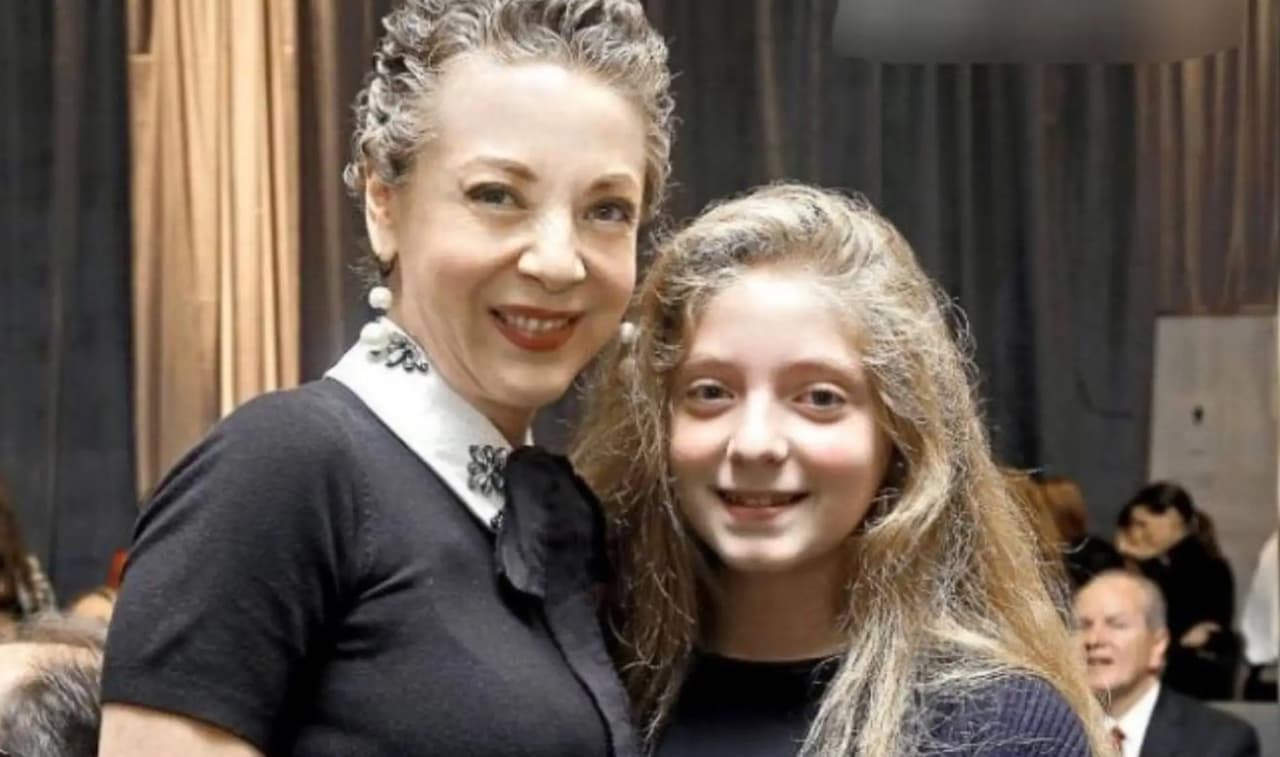 Hija de Edith González reaparece ante los medios e impresiona con su gran parecido a su mamá 