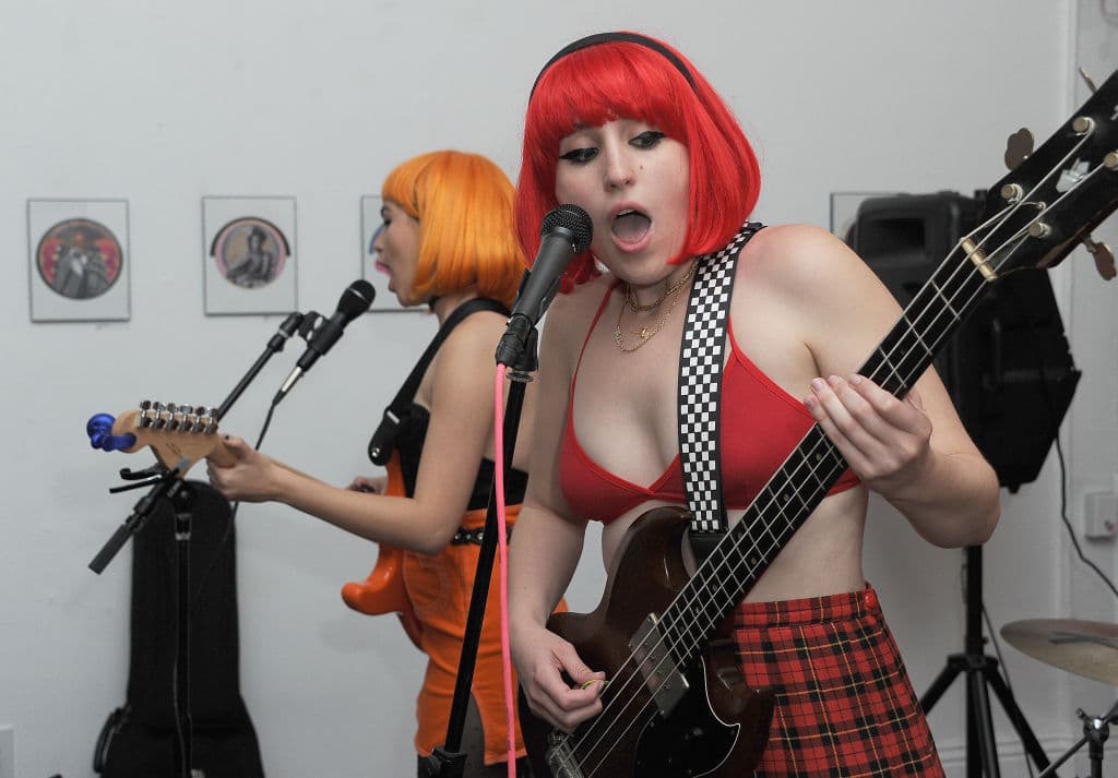 Le gusta la música; es bajista y cantantes.