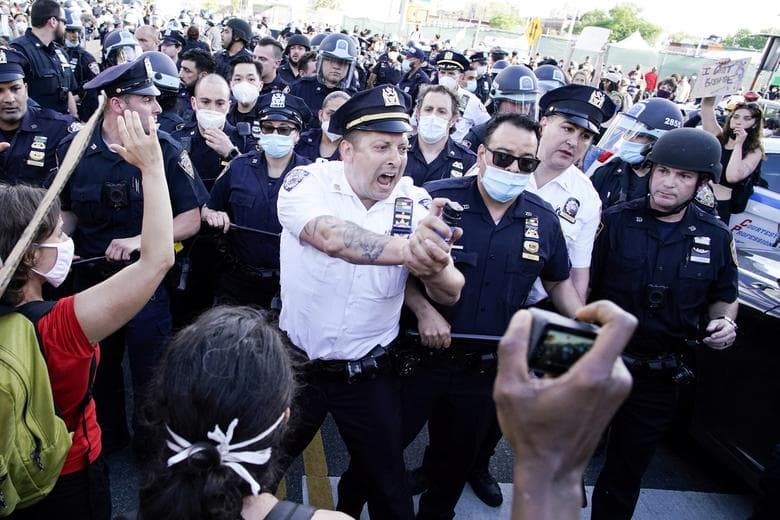Blue Lives Matter es un contramovimiento que busca que aquellos que son procesados y condenados por matar a agentes de la ley deben ser sentenciados bajo los estatutos de delitos de odio.